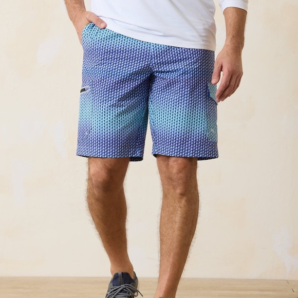 Tommy Bahama Cayman Isles Ombre 10 Inch Hybrid Shorts - Picture 1 of 8